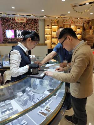 為消費者把關(guān)！莆田質(zhì)檢督導(dǎo)檢查黃石工藝城各黃金珠寶首飾商場